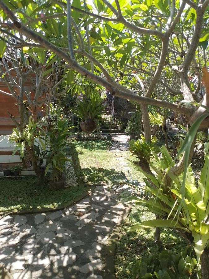 Serongga Guest House Lebih Exterior foto