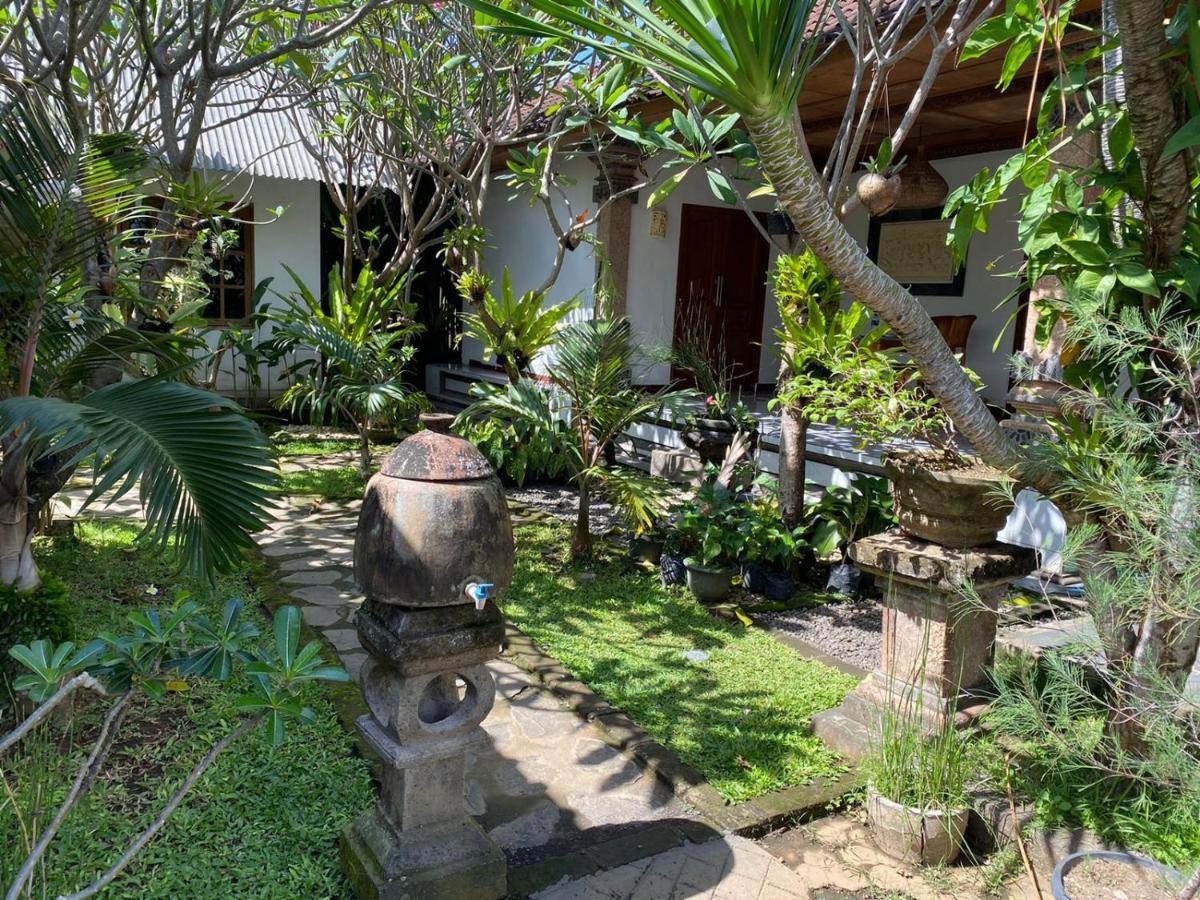 Serongga Guest House Lebih Exterior foto